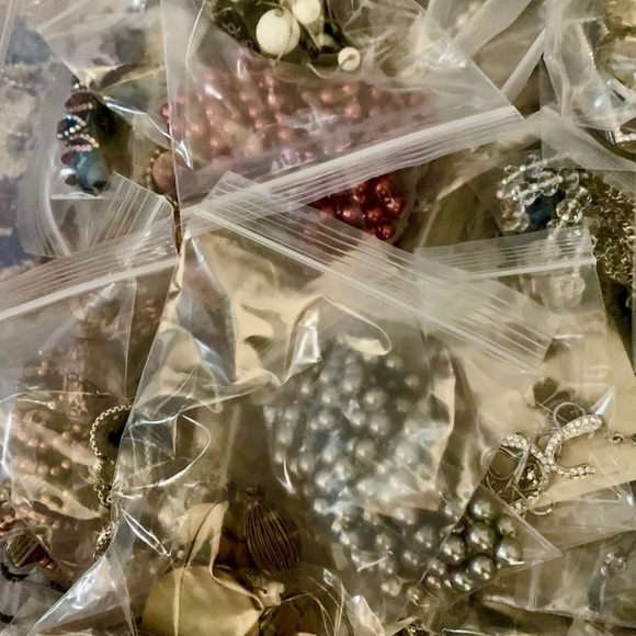 4 LBs vintage Costume gold silver Jewelry Lot~ Signed & Unsigned All Wearable - Picture 5 of 9